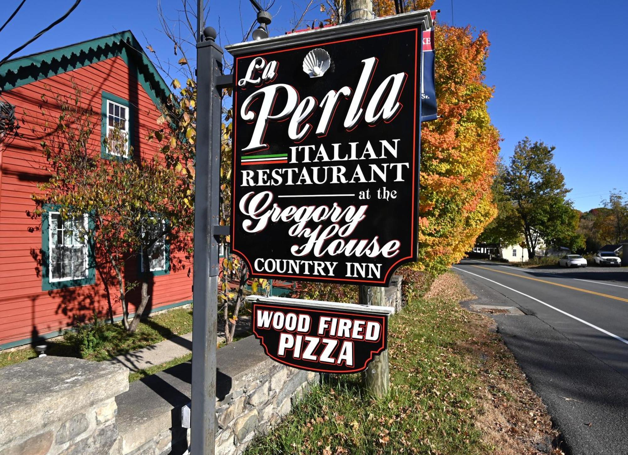 La Perla Restaurant & Country Inn Averill Park 外观 照片