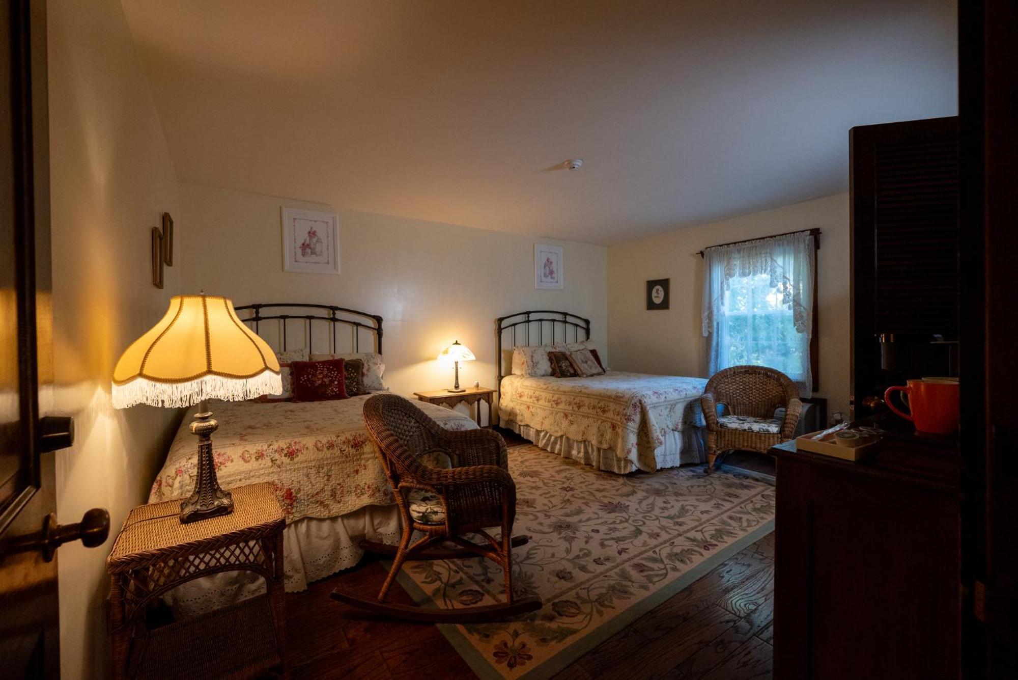 La Perla Restaurant & Country Inn Averill Park 外观 照片